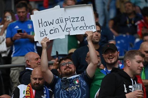 Sport Bilder des Tages 20.06.2024, xjrdrx, Fussball EM 2024, Spanien - Italien emspor, v.l. Emotionen, Fans, Stimmung, Fahnen, Logo, Italien, Zuschauer, Trikots (DFL DFB REGULATIONS PROHIBIT ANY USE OF PHOTOGRAPHS as IMAGE SEQUENCES and or QUASI-VIDEO) Gelsenkirchen