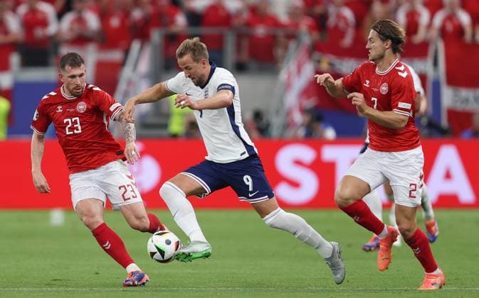 - Denmark v England, UEFA EURO, EM, Europameisterschaft,Fussball 2024, Group Stage, Group C, Deutsche Bank Park, Frankfurt Arena, Frankfurt, Germany - 20th June 2024. Harry Kane of England battles Pierre-Emile Hojbjerg of Denmark & Tottenham. - Denmark v England, UEFA Euro 2024, Group Stage, Group C, Deutsche Bank Park, Frankfurt Arena, Frankfurt, Germany - 20th June 2024. Frankfurt Deutsche Bank Park, Frankfurt Arena Germany Copyright: xDanxWeirx CP_Denmark_England_56