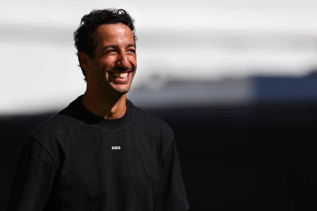 Daniel Ricciardo of Australia and Visa Cash App RB gestikuliert, Gestik, Practice, F1 Grand Prix of Spain, Circuit de Barcelona-Catalunya am 21. June 2024 in Barcelona, Spain. (Foto von Diogo Cardoso DeFodi Images) Daniel Ricciardo of Australia and Visa Cash App RB gestures arriving in the paddock, Practice, F1 Grand Prix of Spain, Circuit de Barcelona-Catalunya on June 21, 2024 in Barcelona, Spain. (Photo by Diogo Cardoso DeFodi Images) Defodi-645_f1spa20240621_0045