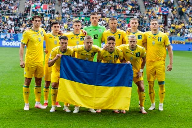 UEFA EURO, EM, Europameisterschaft,Fussball 2024: Slowakei - Ukraine; 21.06.2024 Mannschaftsfoto Ukraine. Hintere Reihe von links: Illia Zabarnyi (Ukraine, 13), Mykola Shaparenko (Ukraine, 19), Mykola Matviyenko (Ukraine, 22), Anatoliy Trubin (Ukraine, 12), Andriy Yarmolenko (Ukraine, 7), Volodymyr Brazhko (Ukraine, 18), Artem Dovbyk (Ukraine, 11). Vordere Reihe von links: Oleksandr Tymchyk (Ukraine, 24), Oleksandr Zinchenko (Ukraine, 17), Georgiy Sudakov (Ukraine, 14), Mykhailo Mudryk (Ukraine, 10). UEFA EURO 2024: Slowakei - Ukraine; Arena Düsseldorf, Düsseldorf am 21.06.2024 Copyright: xBEAUTIFULxSPORTS Meuselx