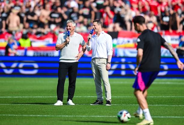 Bastian Schweinsteiger und Alexander Bommes lachen, UEFA EURO, EM, Europameisterschaft,Fussball 2024 - Group A, Germany vs Hungary, Arena Stuttgart am 19. June 2024 in Stuttgart, Deutschland. (Foto von Silas Schueller DeFodi Images) Bastian Schweinsteiger und Alexander Bommes smile, UEFA EURO 2024 - Group A, Germany vs Hungary, Arena Stuttgart on June 19, 2024 in Stuttgart, Germany. (Photo by Silas Schueller DeFodi Images) Defodi-0589473193st