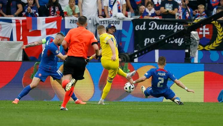 In Picture: v. l. Milan Skriniar (Slovakia, 14), Artem Dovbyk (Ukraine, 11) und Peter Pekarik (Slovakia, 2), 21.06.2024, Slovakia vs. Ukraine, European Championship, EM, Europameisterschaft 2024, 2nd Gameday, Germany, Duesseldorf, Merkur Spiel-Arena, DFL REGULATIONS PROHIBIT ANY USE OF PHOTOGRAPHS AS IMAGE SEQUENCES AND OR QUASI-VIDEO. Copyright: HMBxMedia xHeikoxBecker