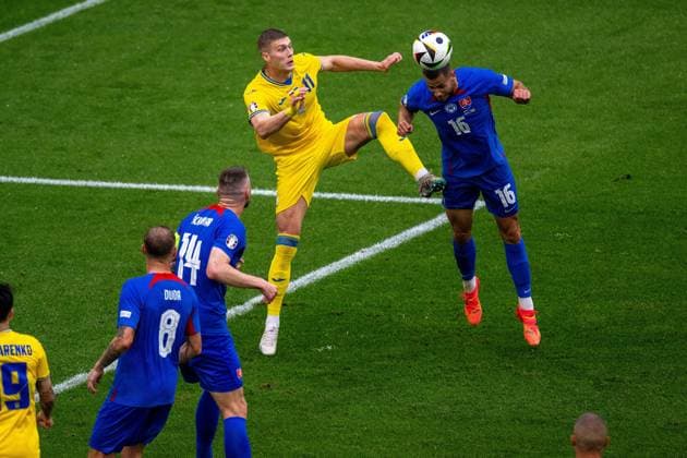 GER, EURO 2024, Group E, Slowakei (SVK) vs Ukrtaine (UKR) 21.06.2024, Merkur-Spiel-Arena, Düsseldorf, GER, EURO 2024, Group E, Slowakei (SVK) vs Ukrtaine (UKR) Im Bild: David Hancko (Slowakei SVK, 16); Artem Dovbyk (Ukraine UKR, 11); Kopfball Kopfballduell; Dynamik, Aktion, Action, Spielszene; Gestik, Mimik, Emotionen;