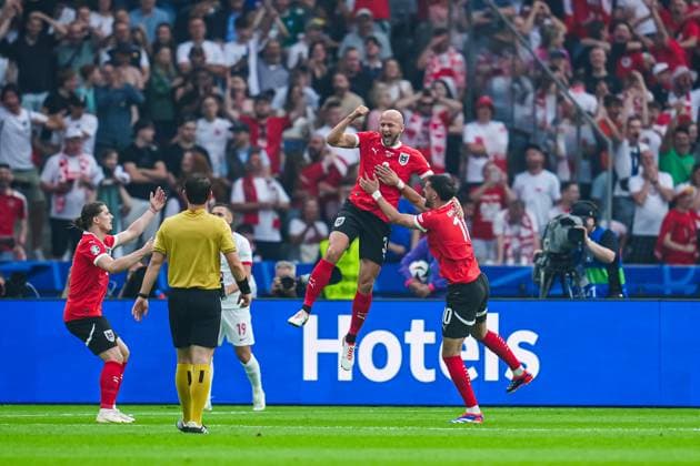Torjubel Jubel Oesterreich nach Tor zum 0:1 per Kopfball Gernot Trauner (Oesterreich, 03) GER, Polen vs. Oesterreich, Fussball Europameisterschaft, UEFA EURO, EM, Europameisterschaft,Fussball 2024, Spieltag 2, 21.06.2024 GER, Polen vs. Oesterreich, Fussball Europameisterschaft, UEFA Euro 2024, Spieltag 2, 21.06.2024 Berlin Copyright: xEibner-Pressefoto MarcelxvonxFehrnx EP_MFN