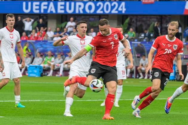 GER, Berlin, Fussball, Poland vs Austria, Gruppe D, Gruppenphase, UEFA EURO, EM, Europameisterschaft,Fussball 2024, MD3, SP, Olympia - Stadion Berlin, v.l. Bartosz Slisz (Poland), Marko Arnautovic (Austria), Zweikampf, Action, Kampf, kaempft um den Ball, 21.06. 2024, Copyright: HMBxMedia UwexKoch
