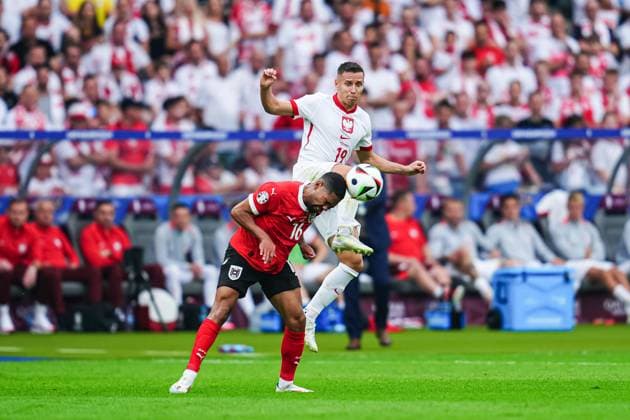 Philipp Mwene (Oesterreich, 16), Przemyslaw Frankowski (Polen, 19) GER, Polen vs. Oesterreich, Fussball Europameisterschaft, UEFA EURO, EM, Europameisterschaft,Fussball 2024, Spieltag 2, 21.06.2024 GER, Polen vs. Oesterreich, Fussball Europameisterschaft, UEFA Euro 2024, Spieltag 2, 21.06.2024 Berlin Copyright: xEibner-Pressefoto MarcelxvonxFehrnx EP_MFN