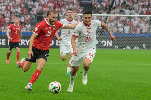 GER, Berlin, Fussball, Poland vs Austria, Gruppe D, Gruppenphase, UEFA EURO, EM, Europameisterschaft,Fussball 2024, MD3, SP, Olympia - Stadion Berlin, v.l. Konrad Laimer (Austria), Bartosz Slisz (Poland), Zweikampf, Action, Kampf, kaempft um den Ball, 21.06. 2024, Copyright: HMBxMedia UwexKoch
