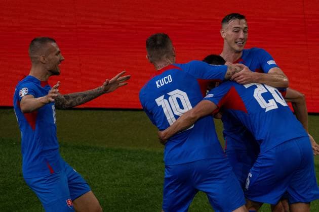 GER, EURO 2024, Group E, Slowakei (SVK) vs Ukrtaine (UKR) 21.06.2024, Merkur-Spiel-Arena, Düsseldorf, GER, EURO 2024, Group E, Slowakei (SVK) vs Ukrtaine (UKR) Im Bild: Jubel nach dem Tor zum 1: 0 ;Torjubel Jubel; jubelt; jubeln; Ivan Schranz (Slowakei SVK, 26); Jura Kucka (Slowakei SVK, 19); Einzelaktion, Halbkörper Halbkoerper; Freisteller, Einzelbild, Aktion, Action, Spielszene; Gestik, Mimik, Emotionen;