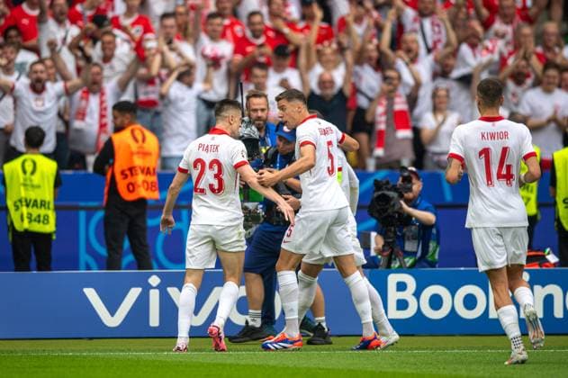 Fussball, Herren, Saison 2023 24, Euro 2024 Gruppe D (2. Spieltag) in Berlin, Polen - Österreich, v.l. Krzysztof Piatek (Polen), Jan Bednarek (Polen), Jakub Kiwior (Polen), Jubel nach Tor zum 1:1, 21.06. 2024, Copyright: xSebastianxRäppold MatthiasxKochx