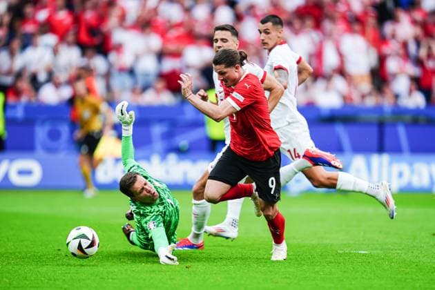 Foul Wojciech Szczesny (Polen, 01) an Marcel Sabitzer (Oesterreich, 09), Elfmeter Strafstoss GER, Polen vs. Oesterreich, Fussball Europameisterschaft, UEFA EURO, EM, Europameisterschaft,Fussball 2024, Spieltag 2, 21.06.2024 GER, Polen vs. Oesterreich, Fussball Europameisterschaft, UEFA Euro 2024, Spieltag 2, 21.06.2024 Berlin Copyright: xEibner-Pressefoto MarcelxvonxFehrnx EP_MFN