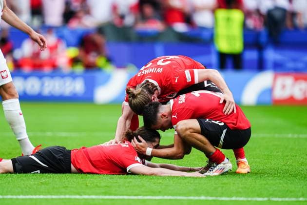 Sport Bilder des Tages Mitspieler feiern Marcel Sabitzer (Oesterreich, 09) GER, Polen vs. Oesterreich, Fussball Europameisterschaft, UEFA EURO, EM, Europameisterschaft,Fussball 2024, Spieltag 2, 21.06.2024 GER, Polen vs. Oesterreich, Fussball Europameisterschaft, UEFA Euro 2024, Spieltag 2, 21.06.2024 Berlin Copyright: xEibner-Pressefoto MarcelxvonxFehrnx EP_MFN