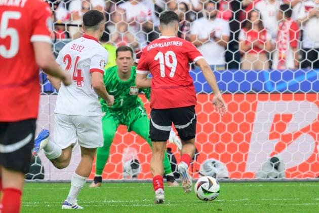 GER, Berlin, Fussball, Poland vs Austria, Gruppe D, Gruppenphase, UEFA EURO, EM, Europameisterschaft,Fussball 2024, MD3, SP, Olympia - Stadion Berlin, v.l. Wojciech Szczesny (Poland), Christoph Baumgartner (Austria), Tor zum 1:2, 21.06. 2024, GER, Berlin, Fussball, Poland vs Austria, Gruppe D, Gruppenphase, UEFA EURO 2024, MD3, SP, Olympia - Stadion Berlin, Tor zum 1:2, Torschuetze - Christoph Baumgartner (Austria), 21.06. 2024, Copyright: HMBxMedia UwexKoch
