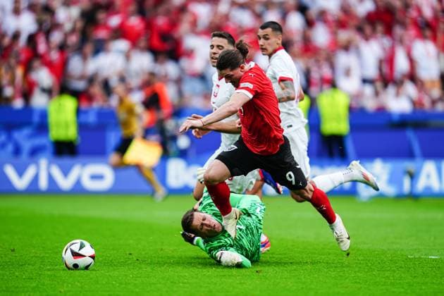 Foul Wojciech Szczesny (Polen, 01) an Marcel Sabitzer (Oesterreich, 09), Elfmeter Strafstoss GER, Polen vs. Oesterreich, Fussball Europameisterschaft, UEFA EURO, EM, Europameisterschaft,Fussball 2024, Spieltag 2, 21.06.2024 GER, Polen vs. Oesterreich, Fussball Europameisterschaft, UEFA Euro 2024, Spieltag 2, 21.06.2024 Berlin Copyright: xEibner-Pressefoto MarcelxvonxFehrnx EP_MFN