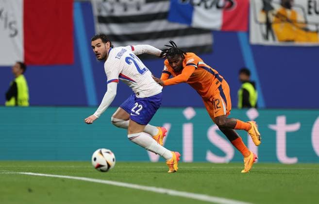 21.06.2024, Fussball Europameisterschaft, UEFA EURO, EM, Europameisterschaft,Fussball 2024, Niederlande - Frankreich, Gruppe D, Stadion Leipzig, v.l., Theo Bernard Francois Hernandez (Frankreich), Jeremie Agyekum Frimpong (Niederlande) Copyright: HMBxMedia