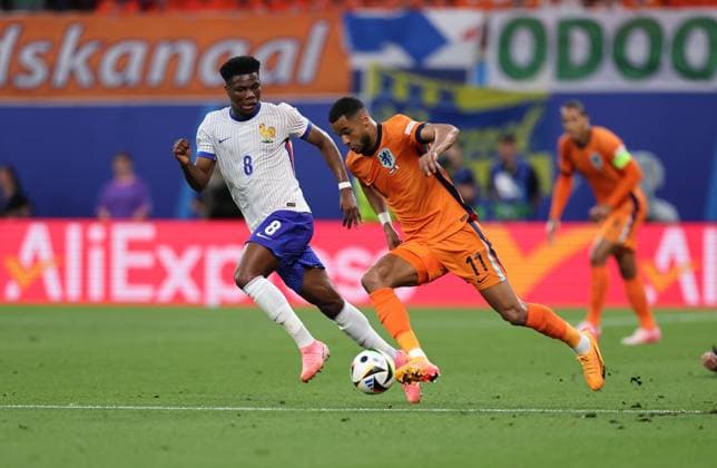 21.06.2024, Fussball Europameisterschaft, UEFA EURO, EM, Europameisterschaft,Fussball 2024, Niederlande - Frankreich, Gruppe D, Stadion Leipzig, v.l., Aurelien Djani Tchouameni (Frankreich), Cody Gakpo (Niederlande) Copyright: HMBxMedia