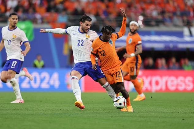 21.06.2024, Fussball Europameisterschaft, UEFA EURO, EM, Europameisterschaft,Fussball 2024, Niederlande - Frankreich, Gruppe D, Stadion Leipzig, v.l., Theo Bernard Francois Hernandez (Frankreich), Jeremie Agyekum Frimpong (Niederlande) Copyright: HMBxMedia