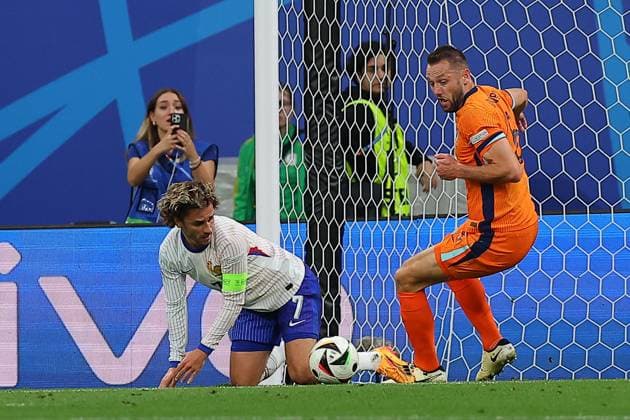 Niederlande - Frankreich UEFA EURO, EM, Europameisterschaft,Fussball 2024 Leipzig, 21.06.2024, Leipzig Stadium, UEFA EURO 2024 Germany , Gr. D Vorrunde , Niederlande - Frankreich , Im Bild v.l.: Antoine Griezmann (7, Frankreich) und Stefan De Vrij (6, Niederlande) 1 ,