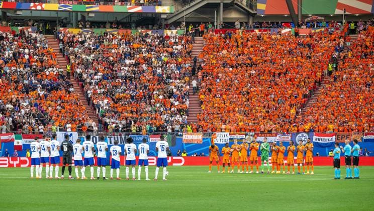 Fussball, Herren, Saison 2023 24, UEFA EURO, EM, Europameisterschaft,Fussball 2024, Gruppe D (2. Spieltag) in Leipzig, Niederlande - Frankreich, Schweigeminute für Gerhard Aigner (Ex-Generalsekretär UEFA), 21.06. 2024, Copyright: xMatthiasxKochx