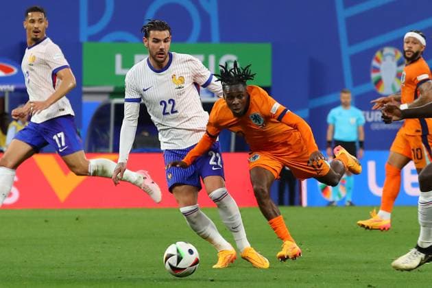 Niederlande - Frankreich UEFA EURO, EM, Europameisterschaft,Fussball 2024 Leipzig, 21.06.2024, Leipzig Stadium, UEFA EURO 2024 Germany , Gr. D Vorrunde , Niederlande - Frankreich , Im Bild v.l.: Theo Hernandez (22, Frankreich) und Jeremie Frimpong (12, Niederlande) ,