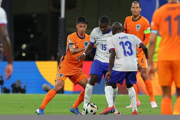 Niederlande - Frankreich UEFA EURO, EM, Europameisterschaft,Fussball 2024 Leipzig, 21.06.2024, Leipzig Stadium, UEFA EURO 2024 Germany , Gr. D Vorrunde , Niederlande - Frankreich , Im Bild v.l.: Tijjani Reijnders (14, Niederlande) und Marcus Thuram (15, Frankreich) ,