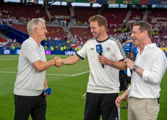 19.06.2024, Fussball UEFA EURO, EM, Europameisterschaft,Fussball 2024, Vorrunde, 2.Spieltag, Deutschland - Ungarn, in der Stuttgart Arena. Nach dem Spiel, v.li: Bastian Schweinsteiger, Trainer Julian Nagelsmann (Deutschland), Alexander Bommes (ARD-Moderator) beim Interview am Spielfeldrand.
