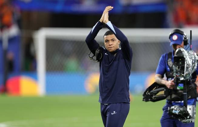 21.06.2024, Fussball Europameisterschaft, UEFA EURO, EM, Europameisterschaft,Fussball 2024, Niederlande - Frankreich, Gruppe D, Stadion Leipzig, v.l., Kylian Mbappe (Frankreich) jubelt zu den Fans Copyright: HMBxMedia