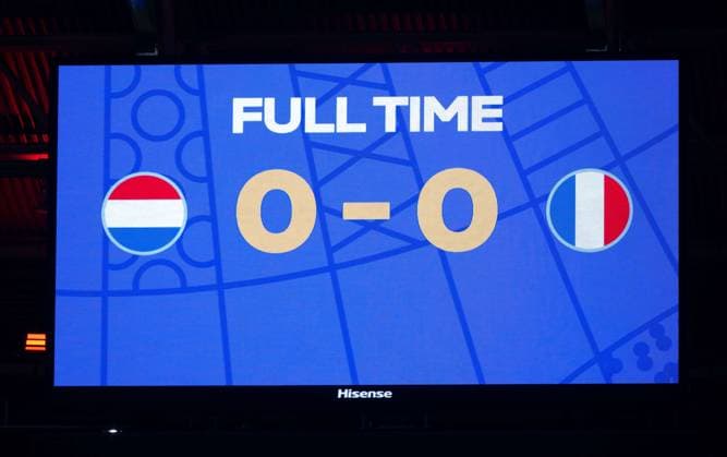 Fussball, Herren, Saison 2023 24, UEFA EURO, EM, Europameisterschaft,Fussball 2024, Gruppe D (2. Spieltag) in Leipzig, Niederlande - Frankreich, Anzeigetafel mit 0:0-Endstand, 21.06. 2024, Copyright: xMatthiasxKochx