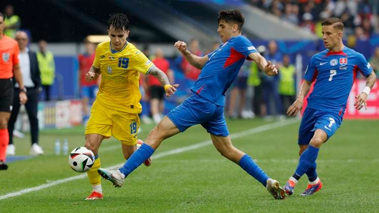 In Picture: v. l. Mykola Shaparenko (Ukraine, 19), and Adam Obert (Slovakia, 4), 21.06.2024, Slovakia vs. Ukraine, European Championship, EM, Europameisterschaft 2024, 2nd Gameday, Germany, Duesseldorf, Merkur Spiel-Arena, DFL REGULATIONS PROHIBIT ANY USE OF PHOTOGRAPHS AS IMAGE SEQUENCES AND OR QUASI-VIDEO. Copyright: HMBxMedia xHeikoxBecker
