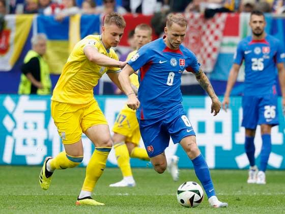 In Picture: v. l. Volodymyr Brazhko (Ukraine, 18) und Ondrej Duda (Slovakia, 8), 21.06.2024, Slovakia vs. Ukraine, European Championship, EM, Europameisterschaft 2024, 2nd Gameday, Germany, Duesseldorf, Merkur Spiel-Arena, DFL REGULATIONS PROHIBIT ANY USE OF PHOTOGRAPHS AS IMAGE SEQUENCES AND OR QUASI-VIDEO. Copyright: HMBxMedia xHeikoxBecker