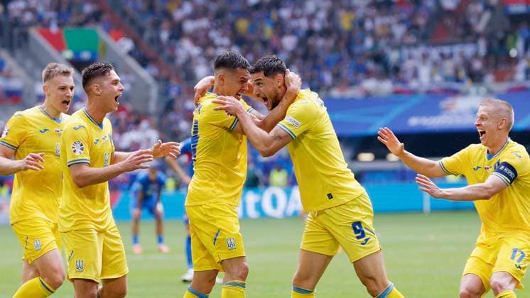 In Picture: Oleksandr Tymchyk (Ukraine, 24) and Scorer, Goalgetter Roman Yaremchuk (Ukraine, 9) (m) Cheering after the goal for 2:1, cheering, cheered, cheers, cheering, 21.06.2024, Slovakia vs. Ukraine, European Championship, EM, Europameisterschaft 2024, 2nd Gameday, Germany, Duesseldorf, Merkur Spiel-Arena, DFL REGULATIONS PROHIBIT ANY USE OF PHOTOGRAPHS AS IMAGE SEQUENCES AND OR QUASI-VIDEO. Copyright: HMBxMedia xHeikoxBecker