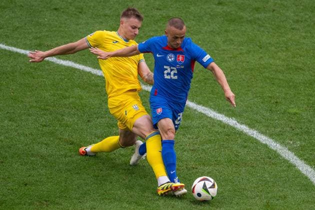 GER, EURO 2024, Group E, Slowakei (SVK) vs Ukrtaine (UKR) 21.06.2024, Merkur-Spiel-Arena, Düsseldorf, GER, EURO 2024, Group E, Slowakei (SVK) vs Ukrtaine (UKR) Im Bild: Volodymyr Brazhko (Ukraine UKR, 18); Stanislav Lobotka (Slowakei SVK, 23); im Zweikampf, Duell, Dynamik, Aktion, Action, Spielszene;