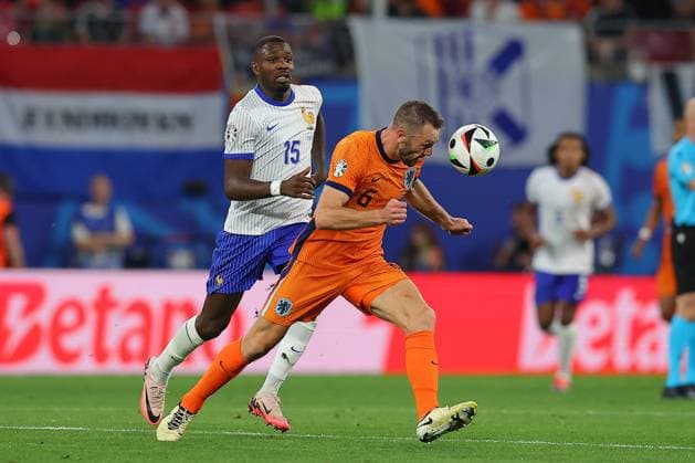 Niederlande - Frankreich UEFA EURO, EM, Europameisterschaft,Fussball 2024 Leipzig, 21.06.2024, Leipzig Stadium, UEFA EURO 2024 Germany , Gr. D Vorrunde , Niederlande - Frankreich 0:0 , Im Bild: Marcus Thuram (15, Frankreich) und Stefan De Vrij (6, Niederlande) ,