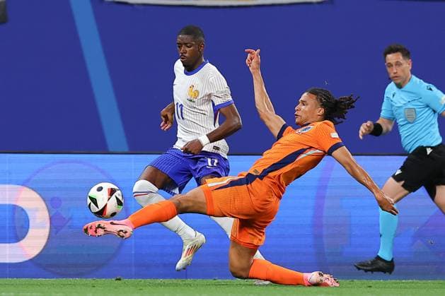 Niederlande - Frankreich UEFA EURO, EM, Europameisterschaft,Fussball 2024 Leipzig, 21.06.2024, Leipzig Stadium, UEFA EURO 2024 Germany , Gr. D Vorrunde , Niederlande - Frankreich 0:0 , Im Bild v.l.: Ousmane Dembele (11, Frankreich) und Nathan Ake (5, Niederlande) ,