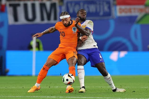 Niederlande - Frankreich UEFA EURO, EM, Europameisterschaft,Fussball 2024 Leipzig, 21.06.2024, Leipzig Stadium, UEFA EURO 2024 Germany , Gr. D Vorrunde , Niederlande - Frankreich 0:0 , Im Bild v.l.: Memphis Depay (10, Niederlande) und Dayot Upamecano (4, Frankreich) ,