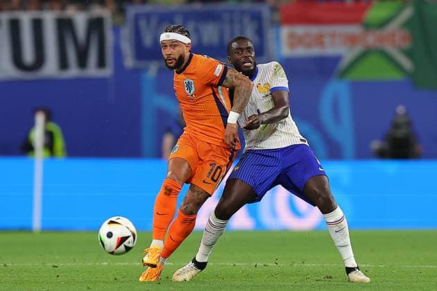 Niederlande - Frankreich UEFA EURO, EM, Europameisterschaft,Fussball 2024 Leipzig, 21.06.2024, Leipzig Stadium, UEFA EURO 2024 Germany , Gr. D Vorrunde , Niederlande - Frankreich 0:0 , Im Bild v.l.: Memphis Depay (10, Niederlande) und Dayot Upamecano (4, Frankreich) ,