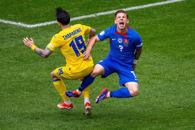 GER, EURO 2024, Group E, Slowakei (SVK) vs Ukrtaine (UKR) 21.06.2024, Merkur-Spiel-Arena, Düsseldorf, GER, EURO 2024, Group E, Slowakei (SVK) vs Ukrtaine (UKR) Im Bild: Tomas Suslov (Slowakei SVK, 07); Mykola Shaparenko (Ukraine UKR, 19); im Zweikampf, Duell, Dynamik, Aktion, Action, Spielszene; Schmerz verzerrtes Gesicht Gestik, Mimik, Emotionen;