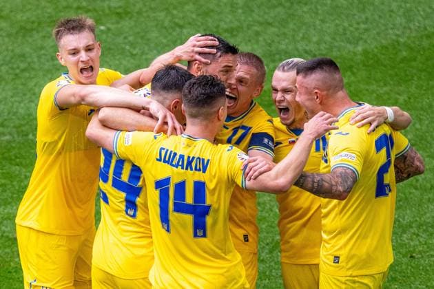 GER, EURO 2024, Group E, Slowakei (SVK) vs Ukrtaine (UKR) 21.06.2024, Merkur-Spiel-Arena, Düsseldorf, GER, EURO 2024, Group E, Slowakei (SVK) vs Ukrtaine (UKR) Im Bild: Jubel nach dem Tor zum 1 :2;Torjubel Jubel; jubelt; jubeln; Roman Yaremchuk (Ukraine UKR, 09); Aleksandr Tymchyk (Ukraine UKR, 24); Heorhiy Sudakov (Ukraine UKR, 14); Aleksandr Zubkov (Ukraine UKR, 20); Gestik, Mimik, Emotionen;