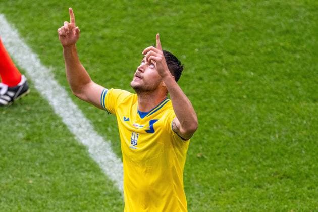 GER, EURO 2024, Group E, Slowakei (SVK) vs Ukrtaine (UKR) 21.06.2024, Merkur-Spiel-Arena, Düsseldorf, GER, EURO 2024, Group E, Slowakei (SVK) vs Ukrtaine (UKR) Im Bild: Jubel nach dem Tor zum 1 :2;Torjubel Jubel; jubelt; jubeln; Roman Yaremchuk (Ukraine UKR, 09); Dank nach oben Hände zum Himmel Einzelaktion, Halbkörper Halbkoerper; Freisteller, Einzelbild, Aktion, Action, Spielszene;