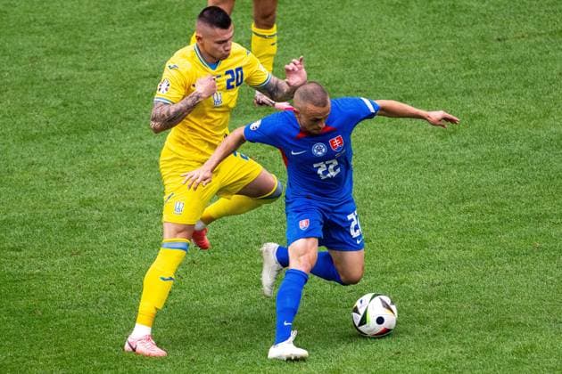 GER, EURO 2024, Group E, Slowakei (SVK) vs Ukrtaine (UKR) 21.06.2024, Merkur-Spiel-Arena, Düsseldorf, GER, EURO 2024, Group E, Slowakei (SVK) vs Ukrtaine (UKR) Im Bild: Aleksandr Zubkov (Ukraine UKR, 20); Stanislav Lobotka (Slowakei SVK, 23); im Zweikampf, Duell, Dynamik, Aktion, Action, Spielszene;