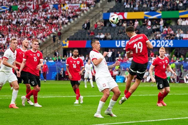 Christoph Baumgartner (Oesterreich Nationalmannschaft Euro 2024, 19), Jakub Kiwior (Polen Nationalmannschaft Euro 2024, 14), Kopfball, GER, UEFA EURO, EM, Europameisterschaft,Fussball 2024, Fussball Herren, UEFA EM 2024 Matchtag 2, Gruppe D, Polen vs. Oesterrech, Poland vs. Austria, 21.06.2024. GER, UEFA Euro 2024, Fussball Herren, UEFA EM 2024 Matchtag 2, Gruppe D, Polen vs. Oesterrech, Poland vs. Austria, 21.06.2024. Berlin Copyright: xEibner-Pressefotox xClaudiusxRauchx EP_CRH