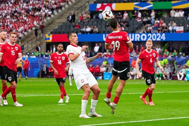 Christoph Baumgartner (Oesterreich Nationalmannschaft Euro 2024, 19), Jakub Kiwior (Polen Nationalmannschaft Euro 2024, 14), Kopfball, GER, UEFA EURO, EM, Europameisterschaft,Fussball 2024, Fussball Herren, UEFA EM 2024 Matchtag 2, Gruppe D, Polen vs. Oesterrech, Poland vs. Austria, 21.06.2024. GER, UEFA Euro 2024, Fussball Herren, UEFA EM 2024 Matchtag 2, Gruppe D, Polen vs. Oesterrech, Poland vs. Austria, 21.06.2024. Berlin Copyright: xEibner-Pressefotox xClaudiusxRauchx EP_CRH