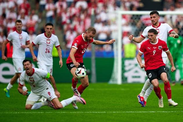 Robert Lewandowski (Polen Nationalmannschaft Euro 2024, 09), Konrad Laimer (Oesterreich Nationalmannschaft Euro 2024, 20), GER, UEFA EURO, EM, Europameisterschaft,Fussball 2024, Fussball Herren, UEFA EM 2024 Matchtag 2, Gruppe D, Polen vs. Oesterrech, Poland vs. Austria, 21.06.2024. GER, UEFA Euro 2024, Fussball Herren, UEFA EM 2024 Matchtag 2, Gruppe D, Polen vs. Oesterrech, Poland vs. Austria, 21.06.2024. Berlin Copyright: xEibner-Pressefotox xClaudiusxRauchx EP_CRH
