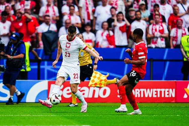 Krzysztof Piatek (Polen, 23), Philipp Mwene (Oesterreich, 16) GER, Polen vs. Oesterreich, Fussball Europameisterschaft, UEFA EURO, EM, Europameisterschaft,Fussball 2024, Spieltag 2, 21.06.2024 GER, Polen vs. Oesterreich, Fussball Europameisterschaft, UEFA Euro 2024, Spieltag 2, 21.06.2024 Berlin Copyright: xEibner-Pressefoto MarcelxvonxFehrnx EP_MFN