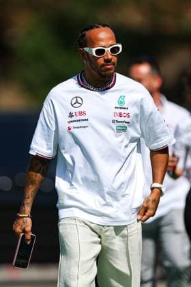 Lewis Hamilton of Great Britain and Mercedes gestikuliert, Gestik, Qualifying, F1 Grand Prix of Spain, Circuit de Barcelona-Catalunya am 22. June 2024 in Barcelona, Spain. (Foto von Diogo Cardoso DeFodi Images) Lewis Hamilton of Great Britain and Mercedes gestures arriving in the paddock, Qualifying, F1 Grand Prix of Spain, Circuit de Barcelona-Catalunya on June 22, 2024 in Barcelona, Spain. (Photo by Diogo Cardoso DeFodi Images) Defodi-645_f1spa20240622_0549