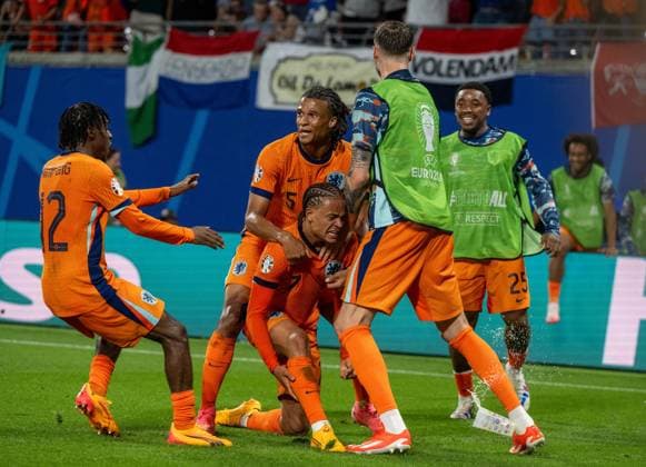 Fussball, Herren, Saison 2023 24, UEFA EURO, EM, Europameisterschaft,Fussball 2024, Gruppe D (2. Spieltag) in Leipzig, Niederlande - Frankreich, v. l. Jeremie Frimpong (Niederlande), Nathan Ake (Niederlande), Xavi Simons (Niederlande), Wout Weghorst (Niederlande), Steven Bergwijn (Niederlande), Jubel nach Tor zum 1:0, Tor wurde aberkannt, 21.06. 2024, Copyright: xMatthiasxKochx