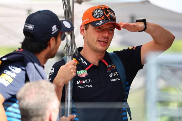 Max Verstappen of the Netherlands and Oracle Red Bull Racing and Sergio Perez of Mexico and Oracle Red Bull Racing gestikuliert, Gestik, Qualifying, F1 Grand Prix of Spain, Circuit de Barcelona-Catalunya am 22. June 2024 in Barcelona, Spain. (Foto von Diogo Cardoso DeFodi Images) Max Verstappen of the Netherlands and Oracle Red Bull Racing and Sergio Perez of Mexico and Oracle Red Bull Racing gesture in the paddock, Qualifying, F1 Grand Prix of Spain, Circuit de Barcelona-Catalunya on June 22, 2024 in Barcelona, Spain. (Photo by Diogo Cardoso DeFodi Images) Defodi-645_f1spa20240622_0028