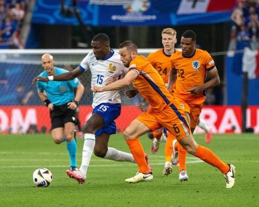 Fussball, Herren, Saison 2023 24, UEFA EURO, EM, Europameisterschaft,Fussball 2024, Gruppe D (2. Spieltag) in Leipzig, Niederlande - Frankreich, (0:0), v. l. Marcus Thuram (Frankreich), Stefan de Vrij (Niederlande), Jerdy Schouten (Niederlande), Denzel Dumfries (Niederlande), 21.06. 2024, Copyright: xMatthiasxKochx