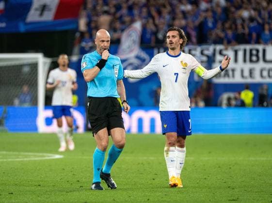 Fussball, Herren, Saison 2023 24, UEFA EURO, EM, Europameisterschaft,Fussball 2024, Gruppe D (2. Spieltag) in Leipzig, Niederlande - Frankreich, (0:0), v. l. Schiedsrichter Anthony Taylor (ENG), Antoine Griezmann (Frankreich), 21.06. 2024, Copyright: xMatthiasxKochx