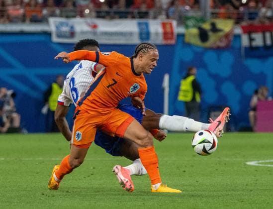 Fussball, Herren, Saison 2023 24, UEFA EURO, EM, Europameisterschaft,Fussball 2024, Gruppe D (2. Spieltag) in Leipzig, Niederlande - Frankreich, (0:0), v. l. Aurelien Tchouameni (Frankreich), Xavi Simons (Niederlande), 21.06. 2024, Copyright: xMatthiasxKochx