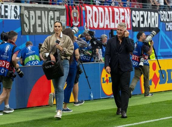 Fussball, Herren, Saison 2023 24, UEFA EURO, EM, Europameisterschaft,Fussball 2024, Gruppe D (2. Spieltag) in Leipzig, Niederlande - Frankreich, (0:0), v. l. v. l. Moderatorin Esther Sedlaczek (ARD), Experte Bastian Schweinsteiger, 21.06. 2024, Copyright: xMatthiasxKochx